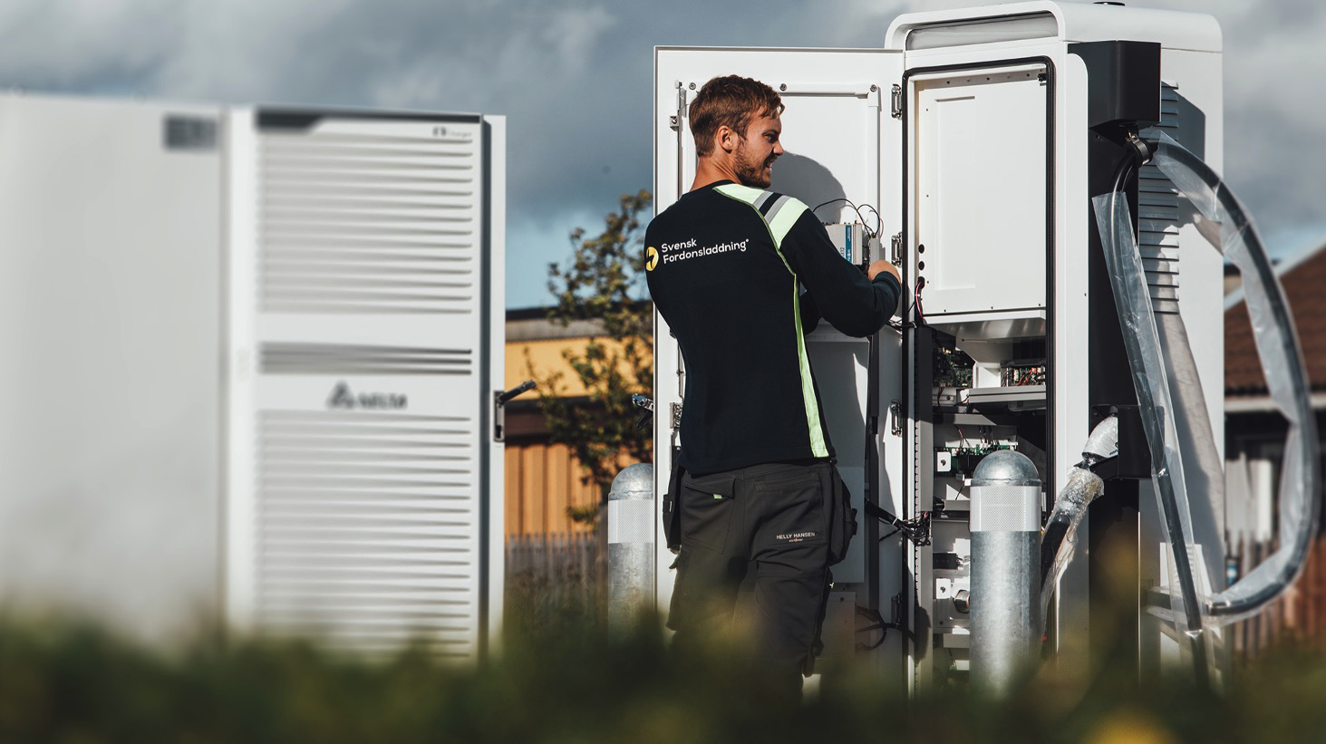 Worker in uniform operating technical equipment – Tangen field service.
