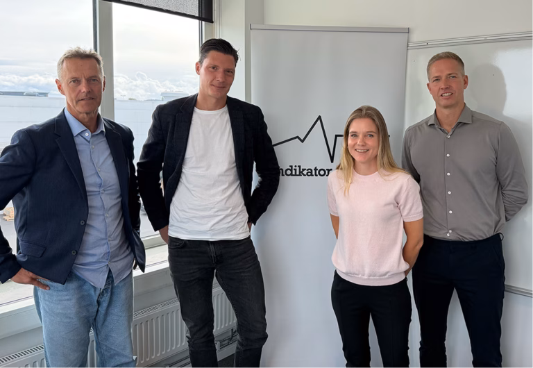 Nina Bergman och Fredrik Lövgren från Tången tillsammans med två representanter från Indikator.